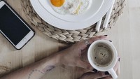 Ini adalah menu sarapan sang suami yang dibuat sendiri oleh Sharena. Buah alpukat dengan paduan roti bakar yang dipadu dengan telur dan tumisan tomat serta bayam terlihat sangat sehat dan mudah dibuat. Foto: Instagram @mrssharena