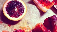 Jeruk yang satu ini namanya blood orange. Rasanya manis pahit dan ada sedikit rasa raspberry. Obesesi baruku, tulis akun instagram @tarabasro Foto: Instagram @tarabasro