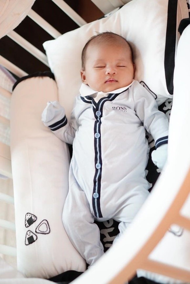 Bayi Sandra Dewi yang kerap dijuliki bayi ganteng oleh para netizen tampak memakai romper dari brand asal Jerman Hugo Boss. Busana ini dijual satu set dengan topi bayi di Selfridges seharga 58 poundsterling atau sekitar Rp 1 jutaan. Foto: Instagram