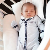 Bayi Sandra Dewi yang kerap dijuliki bayi ganteng oleh para netizen tampak memakai romper dari brand asal Jerman Hugo Boss. Busana ini dijual satu set dengan topi bayi di Selfridges seharga 58 poundsterling atau sekitar Rp 1 jutaan. Foto: Instagram