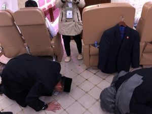 Menlu-Danpaspampres Sujud Syukur Saat Jokowi Tinggalkan Afghanistan