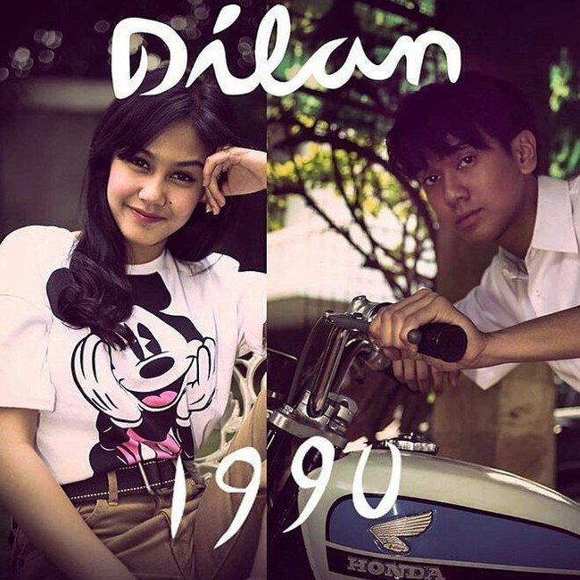 Selain jaket varsity, kaus kartun yang dipakai Milea di rumah juga tak kalah menarik. Berbeda dengan kaus di era sekarang, kaus kartun tahun 90-an lebih longgar dan loose dengan gambar kartun. Di film Dilan 1990, Milea sering memadukannya dengan celana pendek sehingga penampilannya sangat kasual. Foto: Instagram