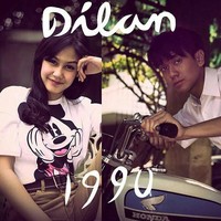 Selain jaket varsity, kaus kartun yang dipakai Milea di rumah juga tak kalah menarik. Berbeda dengan kaus di era sekarang, kaus kartun tahun 90-an lebih longgar dan loose dengan gambar kartun. Di film Dilan 1990, Milea sering memadukannya dengan celana pendek sehingga penampilannya sangat kasual. Foto: Instagram