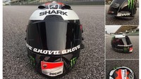 Jorge Lorenzo memakai helm spesial yang didominasi warna hitam. Logo Ducati diletakkan di bagian atas helm di dalam logo pribadi sang pebalap. Foto: Twitter @Lorenzo99