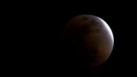 Penampakan super blue blood moon di Beijing, China (Foto: REUTERS/Jason Lee)