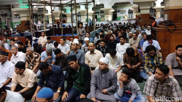 Salat Gerhana Bulan di Masjid Al-Azhar.