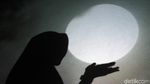 Antusias Warga Saksikan Super Blue Blood Moon di Kota Tua