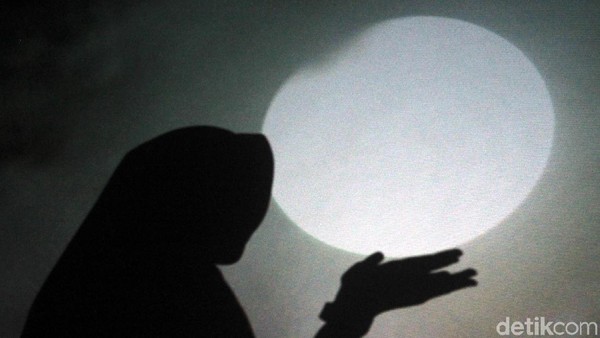Antusias Warga Saksikan Super Blue Blood Moon di Kota Tua