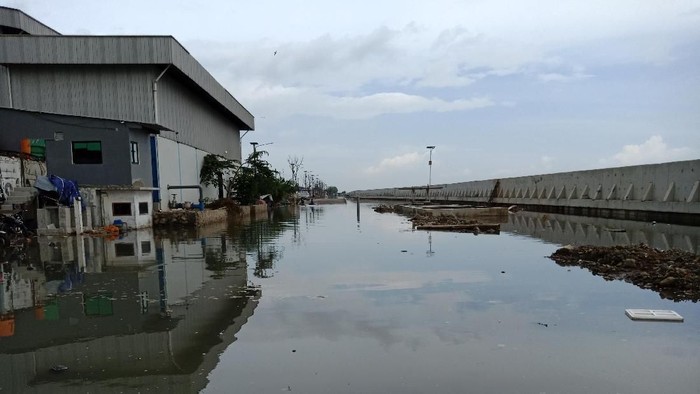 Jelang Super Blue Blood Moon, Banjir Rob Rendam Muara Baru Jakut