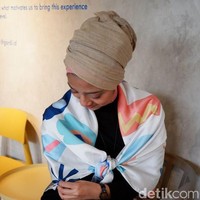 Hijabers yang punya nama lengkap Marsha Chikita Fawzi ini berani tampil beda dengan mengikat hijab scarf motif menjadi vest. Scarf motif penuh warna ia padukan dengan atasan baju berwarna solid dan netral. (Foto: Silmia Putri/Wolipop)