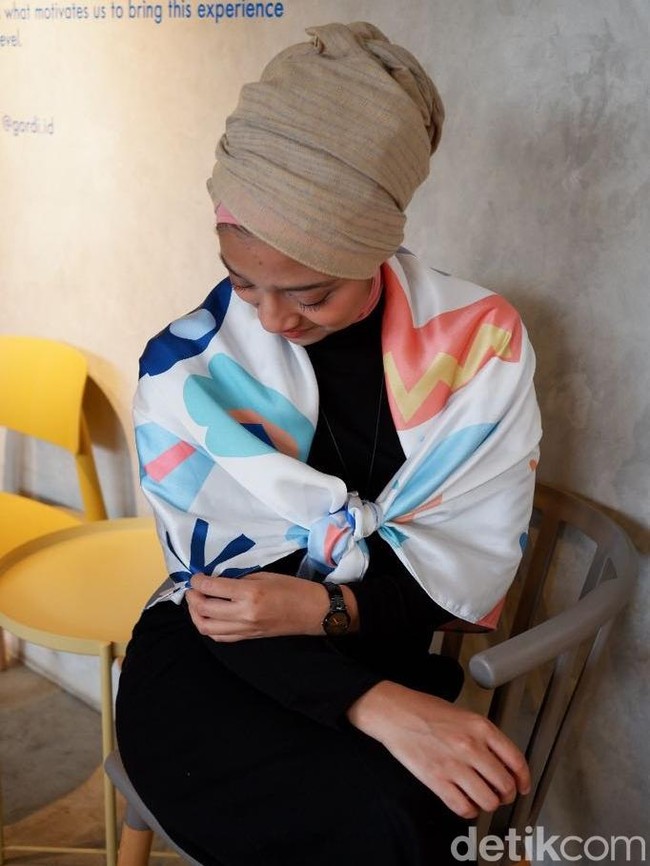 Hijabers yang punya nama lengkap Marsha Chikita Fawzi ini berani tampil beda dengan mengikat hijab scarf motif menjadi vest. Scarf motif penuh warna ia padukan dengan atasan baju berwarna solid dan netral. (Foto: Silmia Putri/Wolipop)