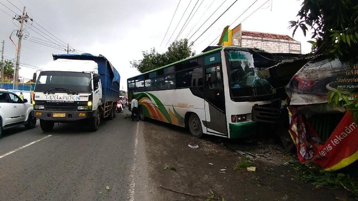 Rem Blong, Bus Karyawan Seruduk Toko Kelontong