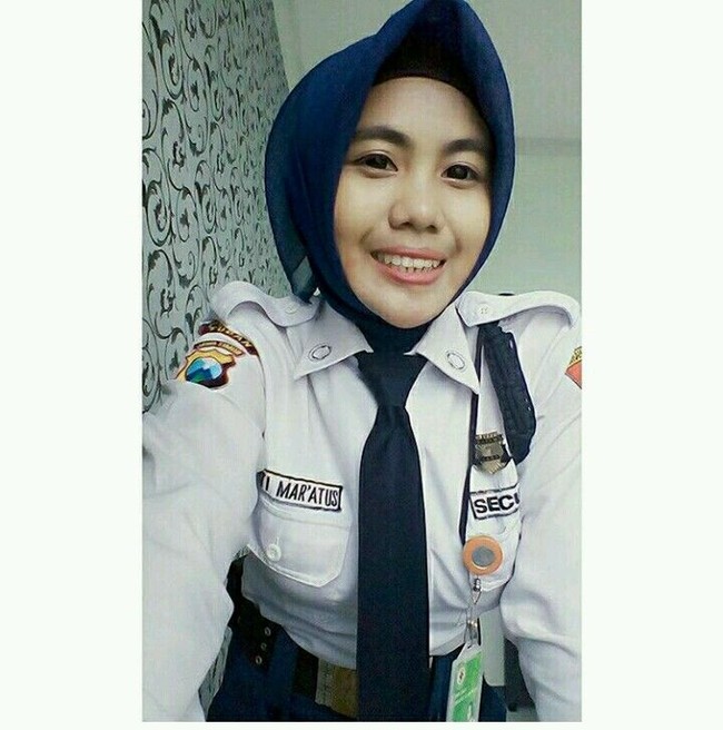Wanita berhijab yang berprofesi sebagai satpam ini juga mencuri atensi karena wajahnya yang rupawan. Dia adalah Siti Maratus Foto: Instagram