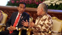 Presiden Jokowi berbincang dengan Menteri Perdagangan Enggartiasto Lukita di sela-sela raker.
