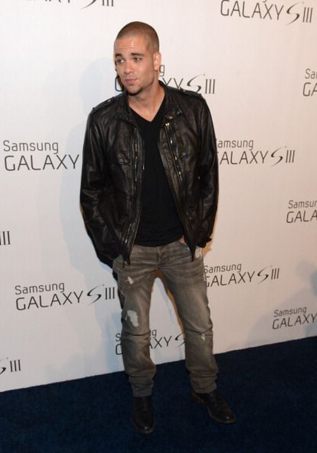 Untuk acara yang lebih santai, pria yang pernah menjadi guru les gitar tersebut lebih suka memakai celana jeans. Foto: Getty Images