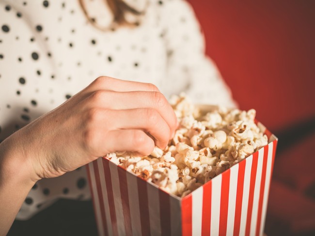 Lezatnya makan popcorn sambil nonton film, tapi ternyata camilan ini musuh bagi gigi. Dokter gigi Jonathan Neman mengatakan, popcorn sangat mudah menyelip di sela-sela gigi dan melukai gusi. Foto: Thinkstock