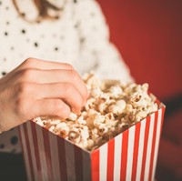 Lezatnya makan popcorn sambil nonton film, tapi ternyata camilan ini musuh bagi gigi. Dokter gigi Jonathan Neman mengatakan, popcorn sangat mudah menyelip di sela-sela gigi dan melukai gusi. Foto: Thinkstock