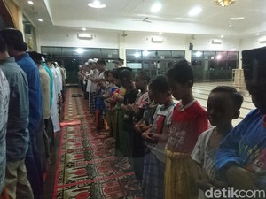 Warga Cilegon Laksanakan Salat Gerhana
