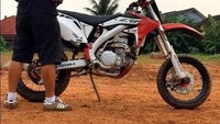 Kalau meme ini mengingatkan bahwa kaum cowok yang harus mengendarai motor trail (adie_purie/Instagram) 