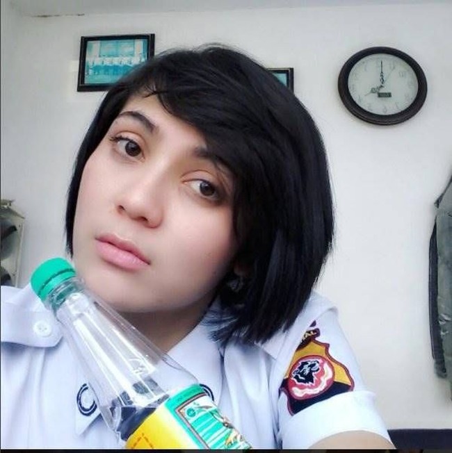 Cantiknya Syakilla Milla ini membuat pria kagum padanya. Bahkan ada netizen yang menyebut Satpam Bank di Bandung ini mirip Luna Maya. Foto: Instagram