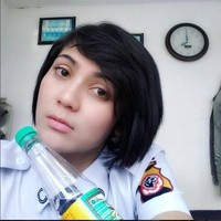 Cantiknya Syakilla Milla ini membuat pria kagum padanya. Bahkan ada netizen yang menyebut Satpam Bank di Bandung ini mirip Luna Maya. Foto: Instagram