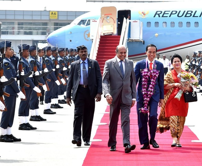Srilanka menjadi negara pertama yang didatangi Presiden Jokowi dan Iriana dalam maraton mereka mengunjungi lima negara di Asia Selatan. Saat tiba di Srilanka pada 24 Januari 2018, Iriana terlihat turun dari pesawat kepresidenan dengan tunik merah dan kain kebaya serta selendang batik parang berwarna cokelat. Tas Christian Dior seri Lady Dior ditentengnya di tangan kiri. Foto: Biro Pers Setpres