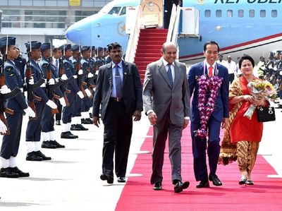7 Gaya Iriana Jokowi Padukan Batik dan Tas Dior Puluhan Juta Rupiah