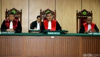 Hakim sempat memanggil pihak kuasa hukum Vero selama 3 kali, namun tidak ada yang muncul. Karena itu, sidang kemudian ditunda.