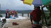 Pengunjung cukup menyerahkan memory card dan soft copy akan diberikan. Untuk menambah kemeriahan, telah disediakan properti yang bisa disewa (Angling Adhitya Purbaya/detikTravel)