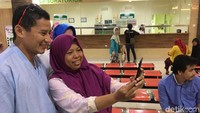 Warga selfie dengan Sandiaga. 