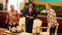 Presiden Jokowi menuju podium untuk membuka raker setelah mendengarkan laporan capaian kinerja sektor perdagangan oleh Enggartiasto Lukita.