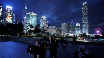 Warga menyiapkan peralatan yang dibutuhkan untuk merekam gerhana tersebut. Foto: Reuters
