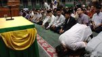 Salat dan Gema Selawat Warga Ramaikan Masjid Saat Gerhana Bulan