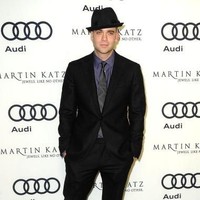 Di karpet merah, pria yang pernah berpacaran dengan sesama pemain Glee Naya Rivera tersebut sering mengandalkan setelan jas, terkadang dengan sentuhan unik. Misalnya topi fedora. Foto: Getty Images
