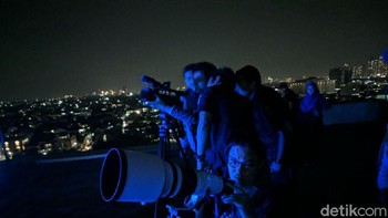 Detik-detik terjadinya gerhana bulan total tersebut disambut antusia oleh masyarakat. Kebetulan, ketika itu peristiwa alam tersebut mengalami puncaknya pada pukul 20.29 WIB. (Foto: detikINET/Adi Fida Rahman)