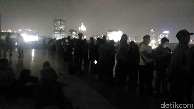 Pengunjung antre melihat super blue blood moon di Monas, Rabu (31/1/2018)