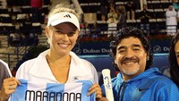 Wozniacki juga mempunyai kenangan manis dengan legenda sepakbola, Diego Maradona. Dia bertukar kado lho dengan Maradona... (Julian Finney/Getty Images)