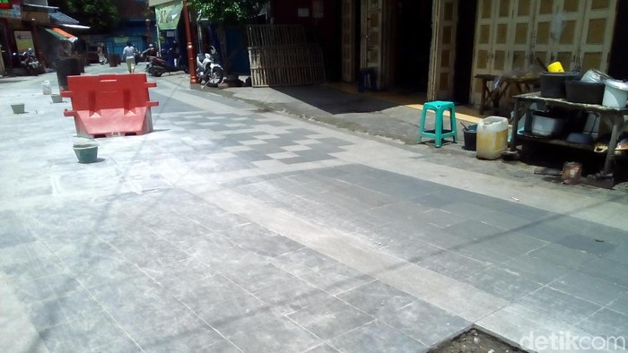 Lantai granit di kawasan Menara Kudus sedang diperbaiki, Rabu (31/1/2018).