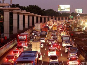 Imbas Penyempitan Jalan, Tol Jakarta-Cikampek Macet 10 Km