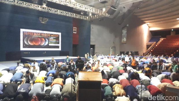 Tertutup Awan, Fenomena Super Blue Blood Tidak Terlihat di Bandung