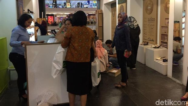 Toko sepatu Clarks diserbu pembeli jelang tutup