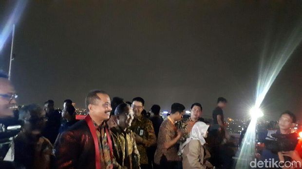 Menpar Arief Yahya menonton gerhana