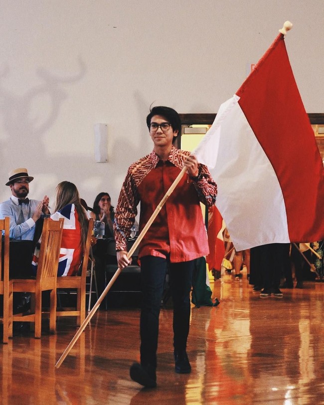 Pesona Iqbaal dengan baju batik lengkap membawa bendera Indonesia. Duh, sudah ganteng, nasionalis pula! Foto: dok. Instagram