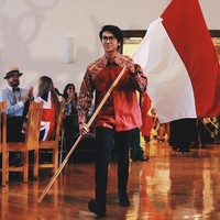 Pesona Iqbaal dengan baju batik lengkap membawa bendera Indonesia. Duh, sudah ganteng, nasionalis pula! Foto: dok. Instagram