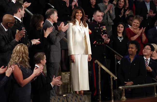 Melania Trump masuk terlebih dahulu ke ruangan tempat acara berlangsung. Kehadirannya langsung disambut dengan tepuk tangan hadirin.  Foto: REUTERS/Leah Millis
