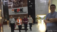 Usai diperiksa, terdakwa korupsi proyek e-KTP itu tampak membawa nasi kotak (Foto: Nur Indah Fatmawati/detikcom)