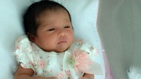 Aku lucu dan imut ya om dan tante. Foto: Dok.Instagram/andisorayabeatrix