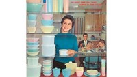 Tupperware pertama kali dibuat di Amerika pada tahun 1946. Hanya dalam beberapa tahun saja, alat ini jadi merek dagang yang diandalkan semua orang di dunia. Foto: Istimewa