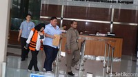 Rita tampak tertunduk saat keluar gedung KPK.