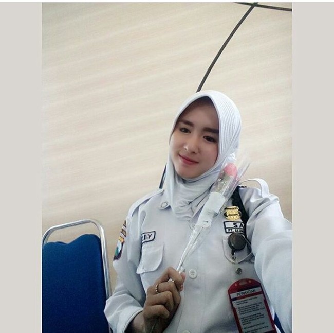 Putri yang memiliki akun Instagram @poetjung adalah seorang satpam RSUD Sosodoro Djatiekoesoemo Foto: Instagram